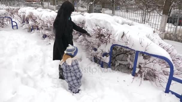 Happy Mother Juega Con Hijo Patio Cubierto Nieve Cámara Lenta — Vídeos de Stock