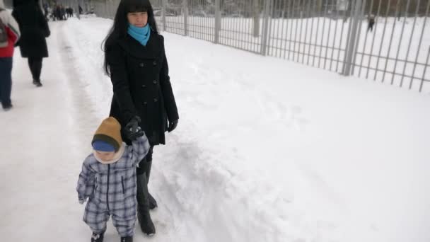 Mooie Moeder Wandelingen Met Schattig Kind Stad Besneeuwde Winterse Dag — Stockvideo