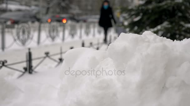 美しい母親は 街でかわいい子と歩きます 冬の雪の日 スローモーション — ストック動画