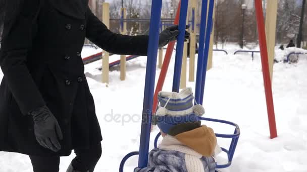 Gelukkig Moeder Speelt Met Haar Kind Sneeuw Bedekt Speeltuin Slow — Stockvideo