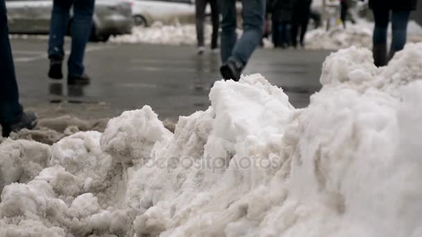 Ludzie Skrzyżowania Ulicy Stosy Śniegu Śladami Zwolnionym Tempie — Wideo stockowe
