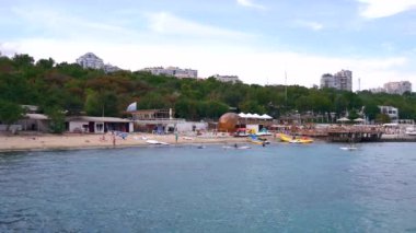 Deniz kıyısı. Dalgalar parlak güneşli yaz günü. Karadeniz Odessa Ukrayna. Eylül 2017