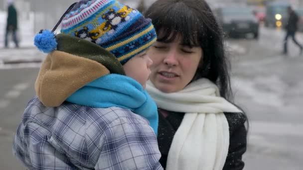 Mooie Moeder Houdt Haar Kind Handen Sneeuwvlokken Vallen Auto Verkeer — Stockvideo