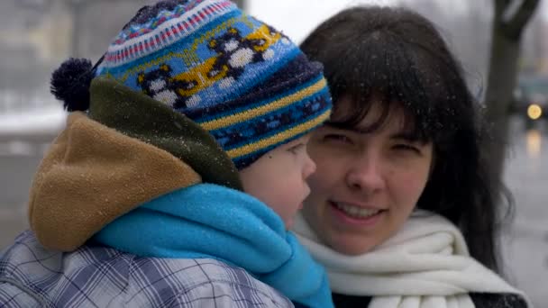 Bella Madre Baci Carino Bambino Fiocchi Neve Caduta Auto Traffico — Video Stock