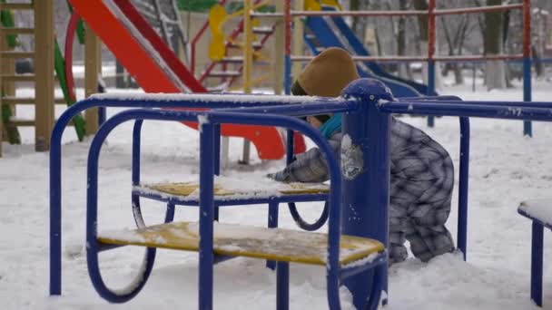 Söta Barn Spela Utomhus Snöfall Vinterstaden — Stockvideo