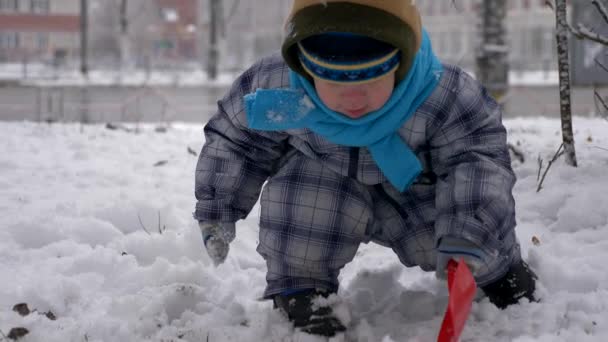 Niedlichen Kind Spielen Freien Bei Schneefall Winterstadt — Stockvideo