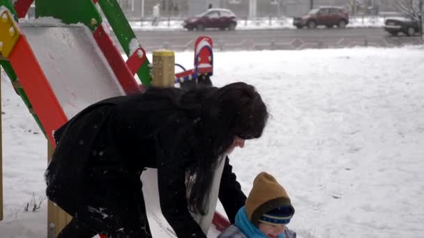 Giovane Bella Madre Carino Bambino Giocare All Aperto Durante Nevicata — Video Stock