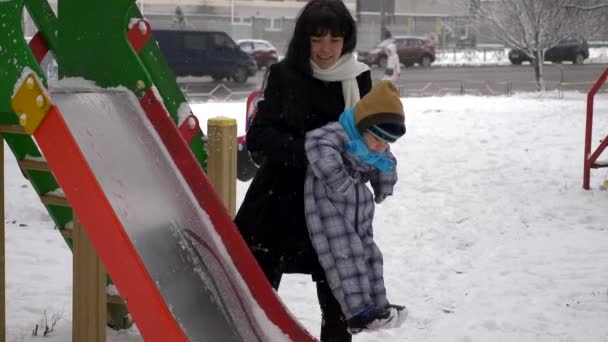 Jovem Mãe Bonita Bonito Criança Jogar Livre Durante Queda Neve — Vídeo de Stock