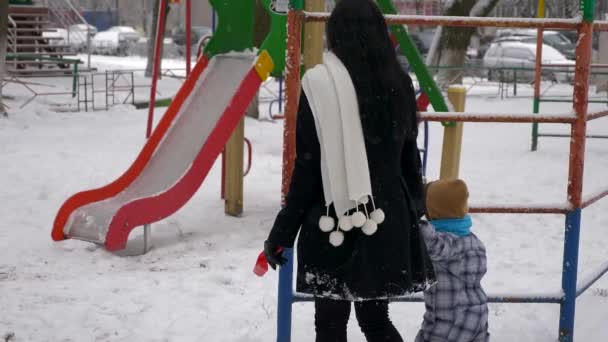 Jovem Mãe Bonita Bonito Criança Jogar Livre Durante Queda Neve — Vídeo de Stock