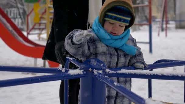 Jonge Mooie Moeder Schattig Kind Spelen Buiten Tijdens Sneeuwval Winter — Stockvideo