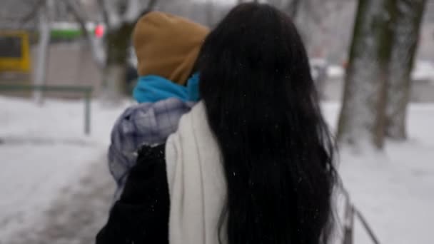 Jovem Mãe Bonita Bonito Criança Caminhar Livre Durante Queda Neve — Vídeo de Stock