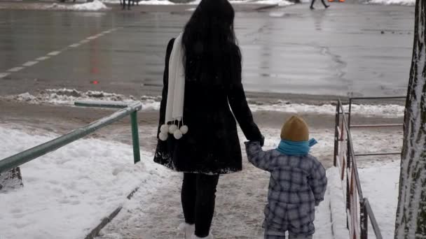 Genç Güzel Anne Şirin Çocuk Kar Yağışı Sırasında Açık Havada — Stok video