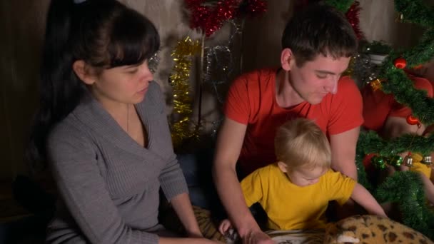 Feliz Familia Joven Hombre Mujer Jugar Con Niño Cerca Navidad — Vídeo de stock