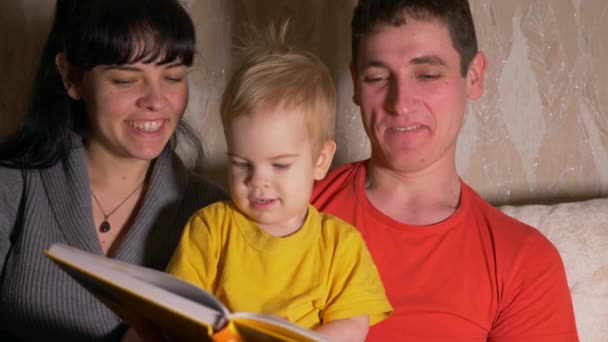 Happy Family Young Man Woman Read Book Child Sofa Slow — Stock Video