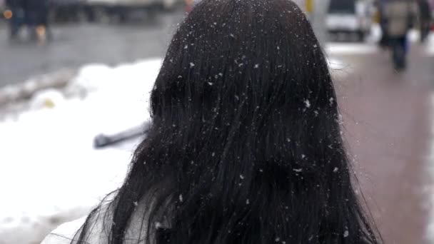 Triest Brunette Vrouw Loopt Straat Tijdens Sneeuwval Slow Motion Waterdruppels — Stockvideo