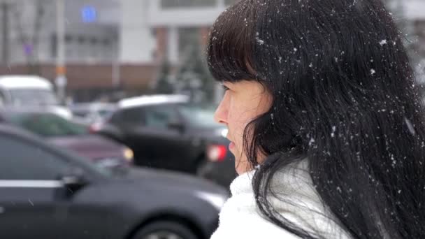 Серьезное Женское Мышление Печально Смотреть Городскую Жизнь Время Снегопада Slow — стоковое видео