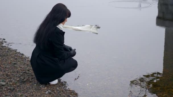 Красиві Брюнетка Сидить Березі Річки Мислення Дивлячись Воді Повільний Рух — стокове відео