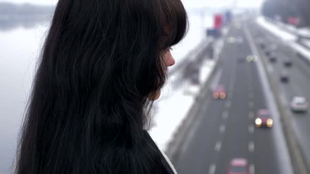 Όμορφη Μελαχρινή Στέκεται Στη Γέφυρα Πάνω Από Την Σκέψη Και — Αρχείο Βίντεο