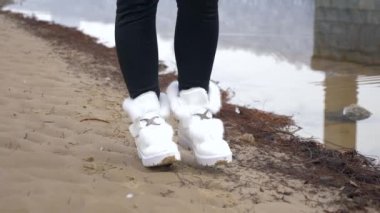 Nehir su ıslak kum üzerinde ayak adımları. Ağır çekim kış kar buz kapatmak 