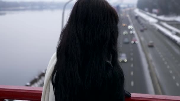 Mooie Brunette Staat Brug Boven Rivier Denken Vooruitblikkend Slow Motion — Stockvideo