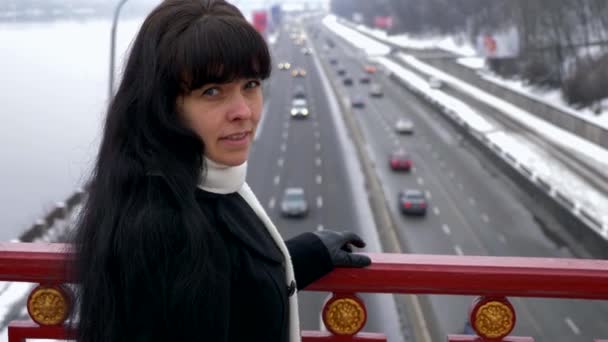 Sorrindo Bela Morena Fica Ponte Acima Estrada Parece Câmera Inverno — Vídeo de Stock