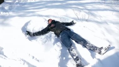 Mutlu genç adam karda bırakır ve elleri ve ayakları taşır
