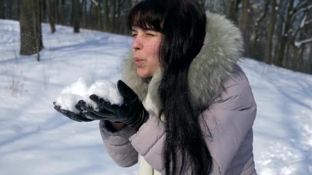 Ung Kvinna Blåser Snö Andra Försöket Misslyckat Ansiktet Positiv Skrattar — Stockvideo