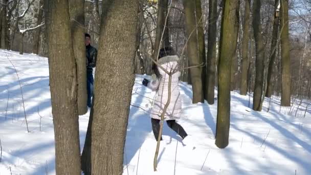Gelukkige Jonge Paar Speelt Met Sneeuw Zonnige Winterdag Slowmotion — Stockvideo