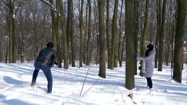 Feliz Pareja Joven Juega Con Nieve Día Invierno Soleado Cámara — Vídeos de Stock