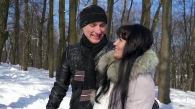 Mutlu çift Winter Park karda yürümek. Adam kadın ağır çekim kar güneşli gün Hugs