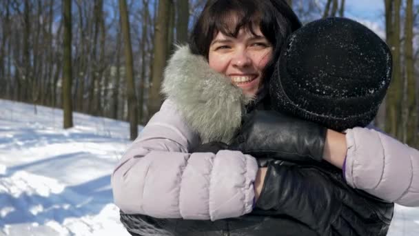 Szczęśliwa Para Winter Park Piękna Dziewczyna Biegnie Mężczyzna Przytula Kobieta — Wideo stockowe