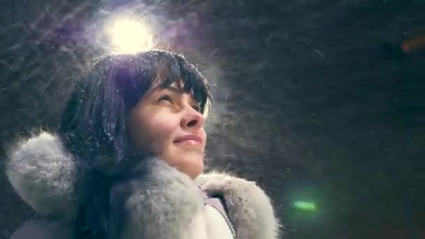 Felice Bella Ragazza Sorridente Guardando Durante Blizzard Snowfall Giovane Adulto — Video Stock