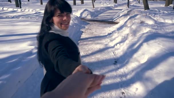 Ganska Leende Flicka Håller Man Handen Följ Promenader Snö Täckta — Stockvideo