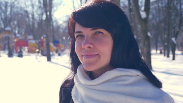 Portré Boldog Gyönyörű Női Mosolyogva Téli Parkban Napsütéses Napon Városi — Stock videók