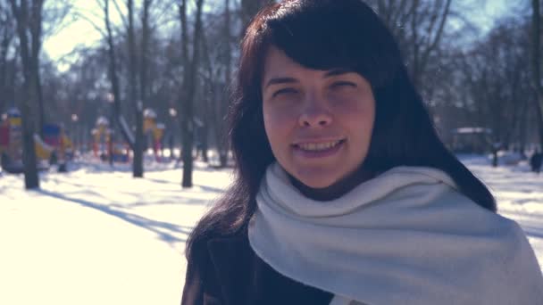 Portret Gelukkig Mooie Vrouwelijke Glimlachend Winter Park Zonnige Dag Stadsleven — Stockvideo