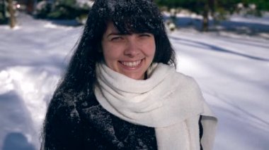 Mutlu gülümseyen kız kar Snowflakes.Snow ile kaplı Park kaplı. Kış şehir hayatı. Ağır çekim 30 fps 1/2 gerçek zamanlı hız 60 fps