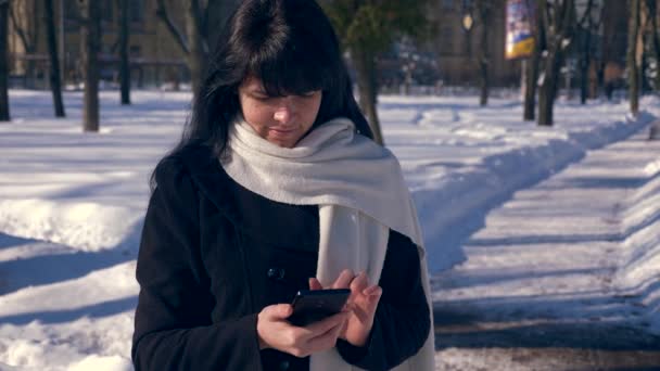 Sorrindo Feliz Menina Bonita Chama Número Fala Smartphone Dia Ensolarado — Vídeo de Stock