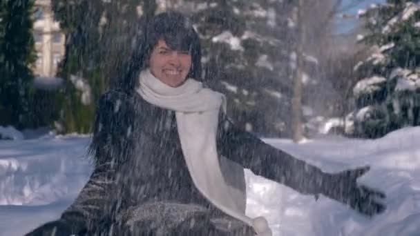 Glückliches Hübsches Mädchen Wirft Schnee Die Luft Verschneiter Park Winterstadtleben — Stockvideo