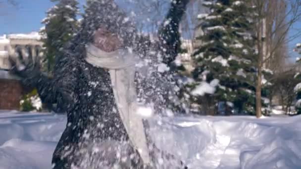 Gelukkig Mooi Meisje Gooit Sneeuw Lucht Sneeuw Bedekt Park Winter — Stockvideo