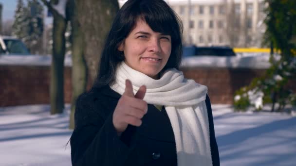 Piękna Dziewczyna Uśmiechający Się Sprawia Kciuk Gest Pokryte Śniegiem Park — Wideo stockowe