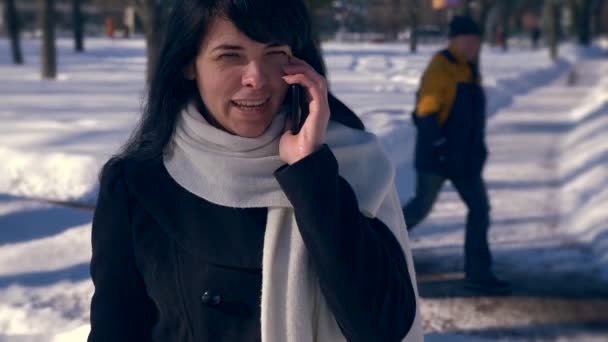 Joyeux Sourire Belle Fille Appelle Numéro Parle Sur Smartphone Journée — Video