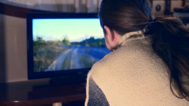 Νεαρό Άνδρα Στο Σπίτι Βλέποντας Τηλεόραση Στον Καναπέ Fps — Αρχείο Βίντεο