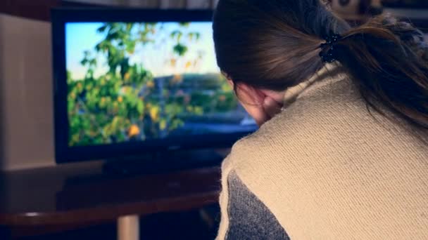 Junger Mann Vor Dem Fernseher Auf Dem Sofa Hause 60P — Stockvideo