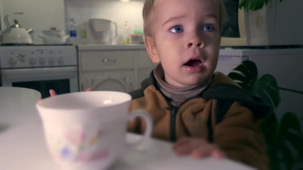 Nettes Kind Fragt Eltern Mutter Vater Und Nimmt Kekse Keine — Stockvideo