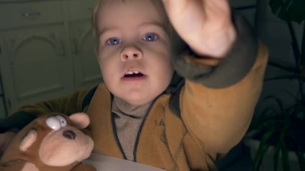 Cute Little Boy Comparte Galletas Galleta Galletas Con Los Padres — Vídeo de stock