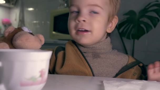 Netter Kleiner Junge Der Mit Dem Finger Leere Tasse Zeigt — Stockvideo