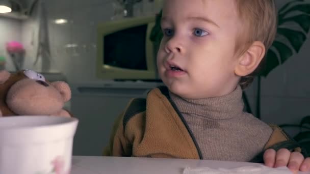 Mignon Petit Enfant Secouant Tête Disant Non Refuser Rejeter Refuser — Video