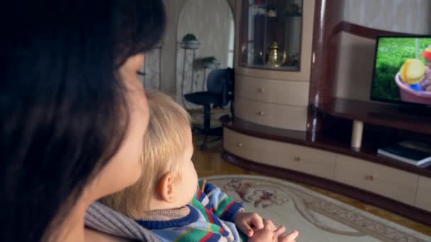 Mãe Bonita Com Controle Remoto Mão Criança Bonito Assistindo Vídeo — Vídeo de Stock