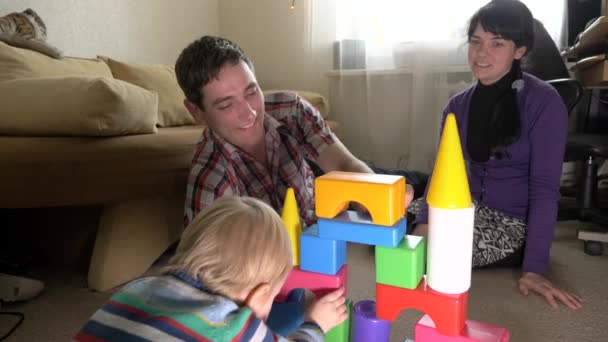 Família Feliz Pai Mãe Filho Jogar Tijolos Brinquedo Quarto Movimento — Vídeo de Stock