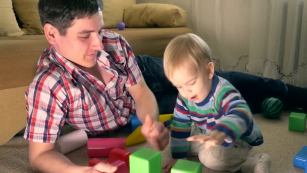 Padre Juega Con Hijo Ladrillos Juguete Habitación Felices Emociones Alegría — Vídeo de stock